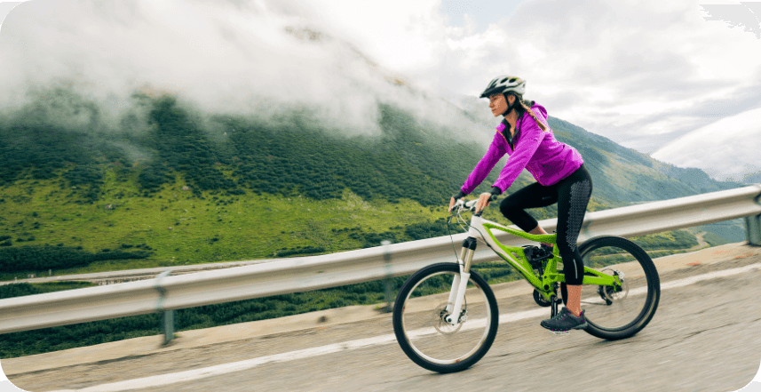 Solo downhill cyclist
